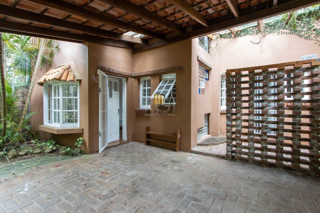 Sobrado com 300m² à venda, 3 quartos, 1 suite, 2 vagas - Bairro Espírito Santo