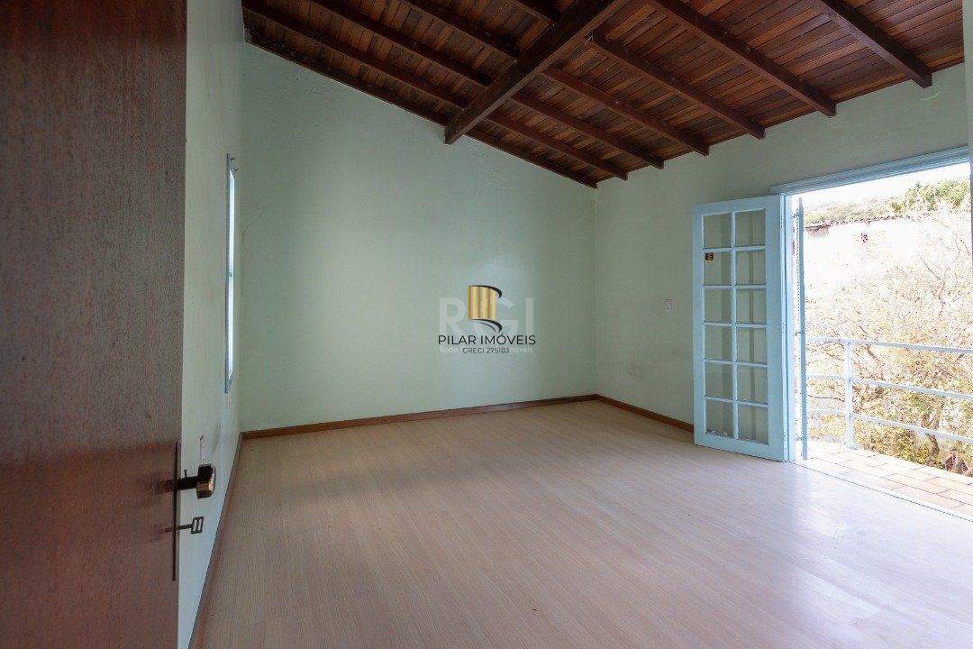 Casa com piscina em localização nobre no bairro Tristeza com vista para Rio Guaíba.