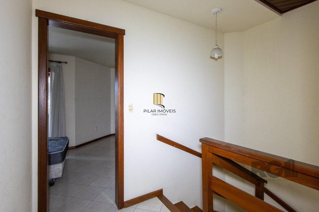 Casa em Condomínio na Zona Sul, no bairro Hípica, com 2 dormitórios, living para dois ambientes, cozinha mobiliada, lavabo
