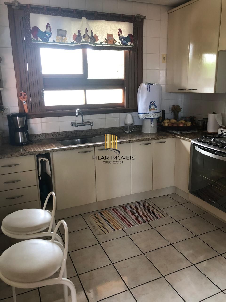 Casa de condomínio, 3 quartos, 1 suíte, 1 vaga coberta, no bairro Espirito Santo.