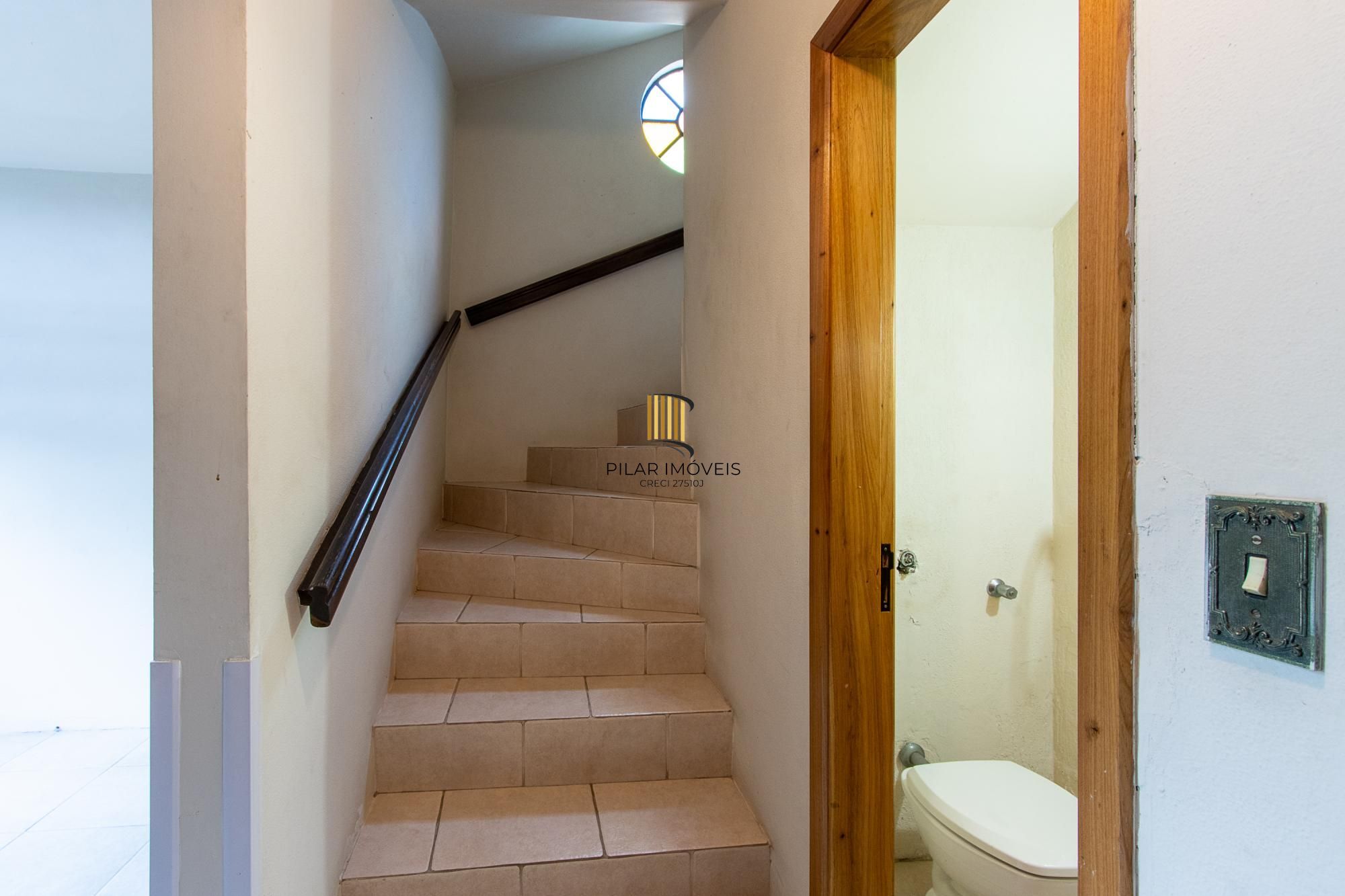 Casa de condomínio, 3 dormitórios, 1 suíte, 1 vaga coberta, no bairro Cristal.