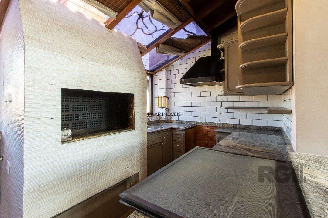 Excelente casa de 3 andares em condomínio fechado