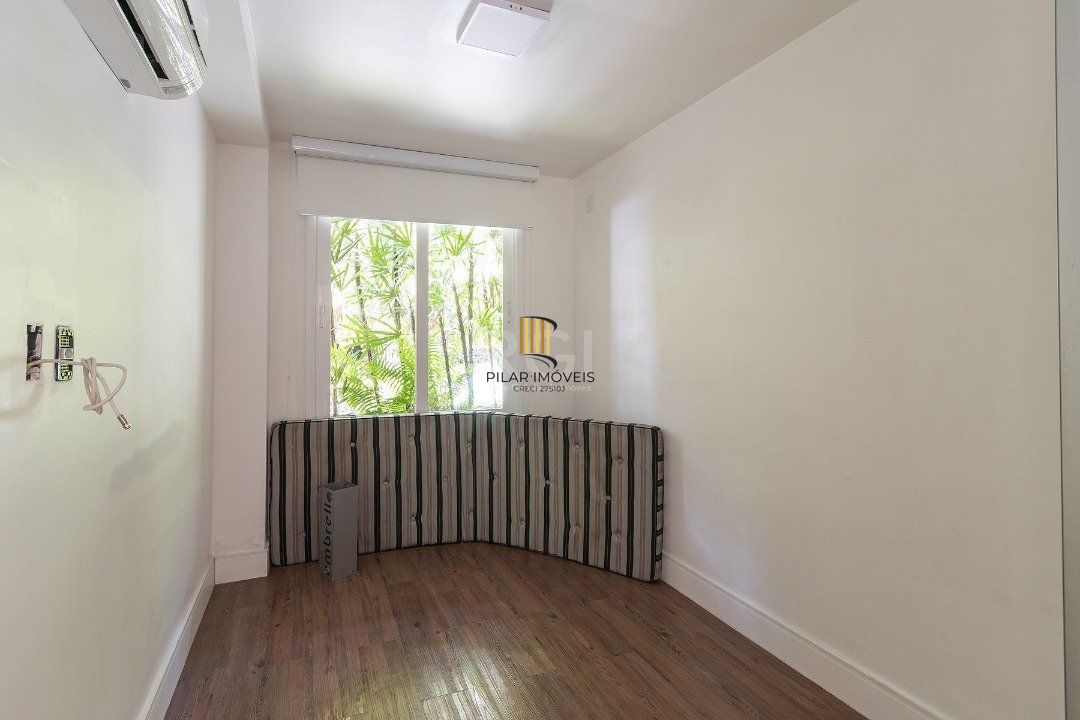 Casa Condominio para Venda - 380m², 3 dormitórios, sendo 3 suites, 4 vagas - Pedra Redonda
