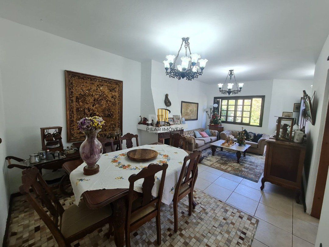 Casa em lindo terreno alto ao nível da rua medindo 10 × 32 onde consta uma residência térrea com 136m2 de área privativa,