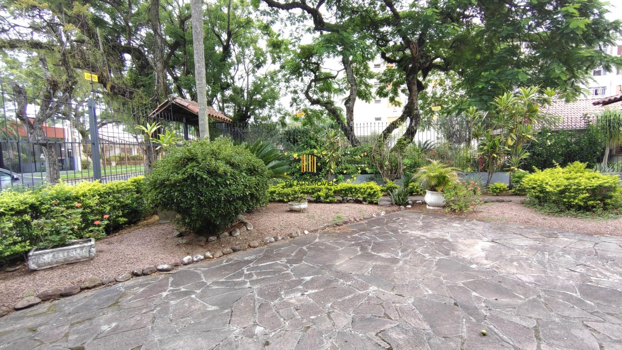 Casa de condomínio, 3 dormitórios, 1 suíte, 1 vaga coberta, no bairro Cristal.