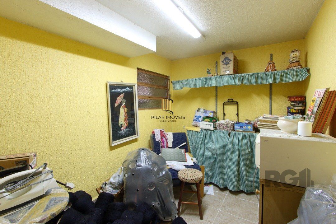 Casa a venda com 03 dormitórios, living 03 ambientes com vista para o Rio.