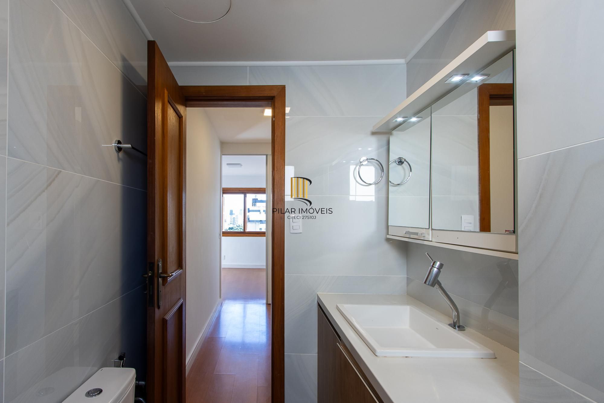 Apartamento com 114.02m², 3 dorm, Petrópolis com lareira e churrasqueira