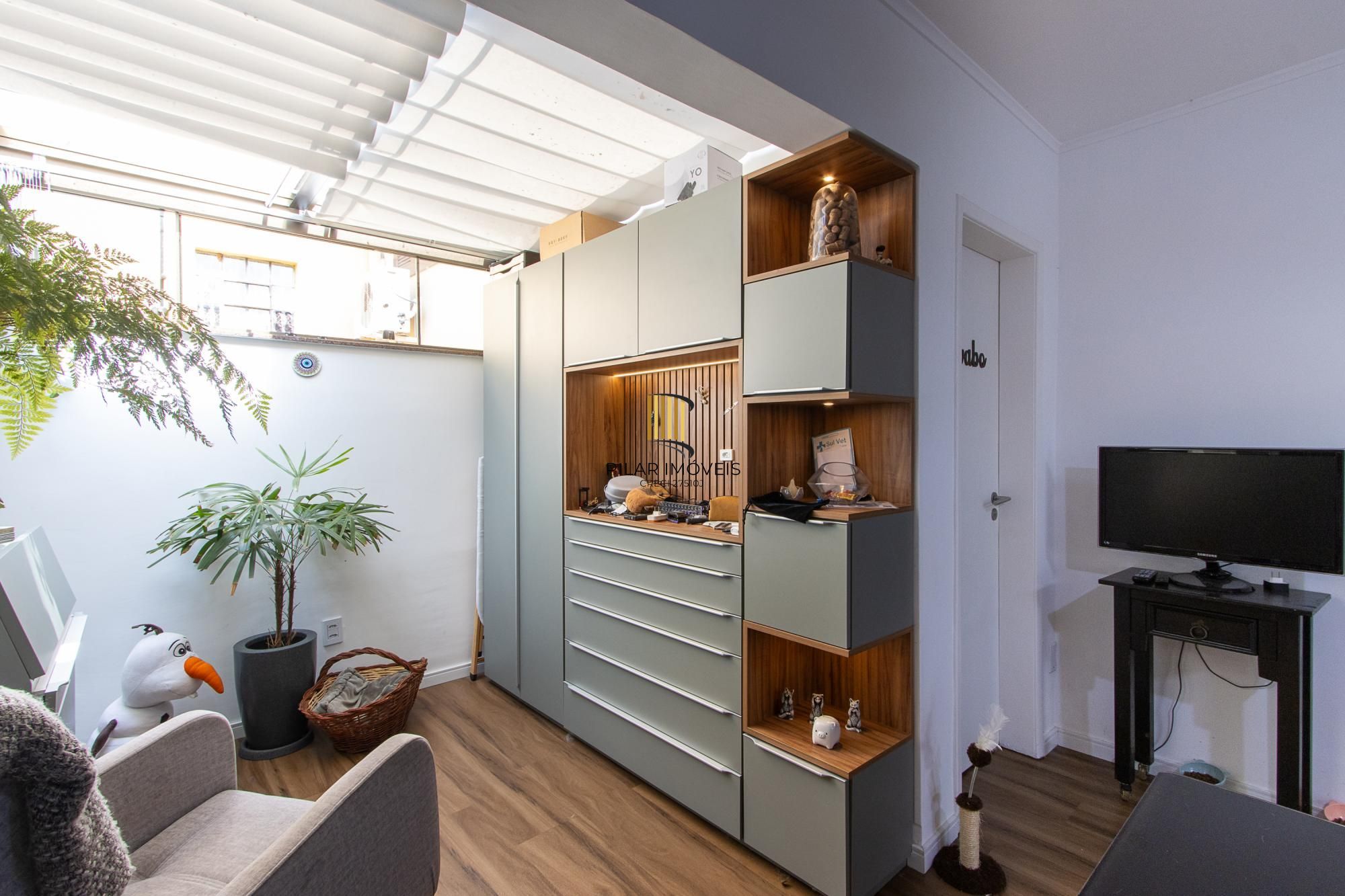 Linda casa totalmente reformada, 3 quartos (1 suite), 2 vagas cobertas - Bairro Nonoai