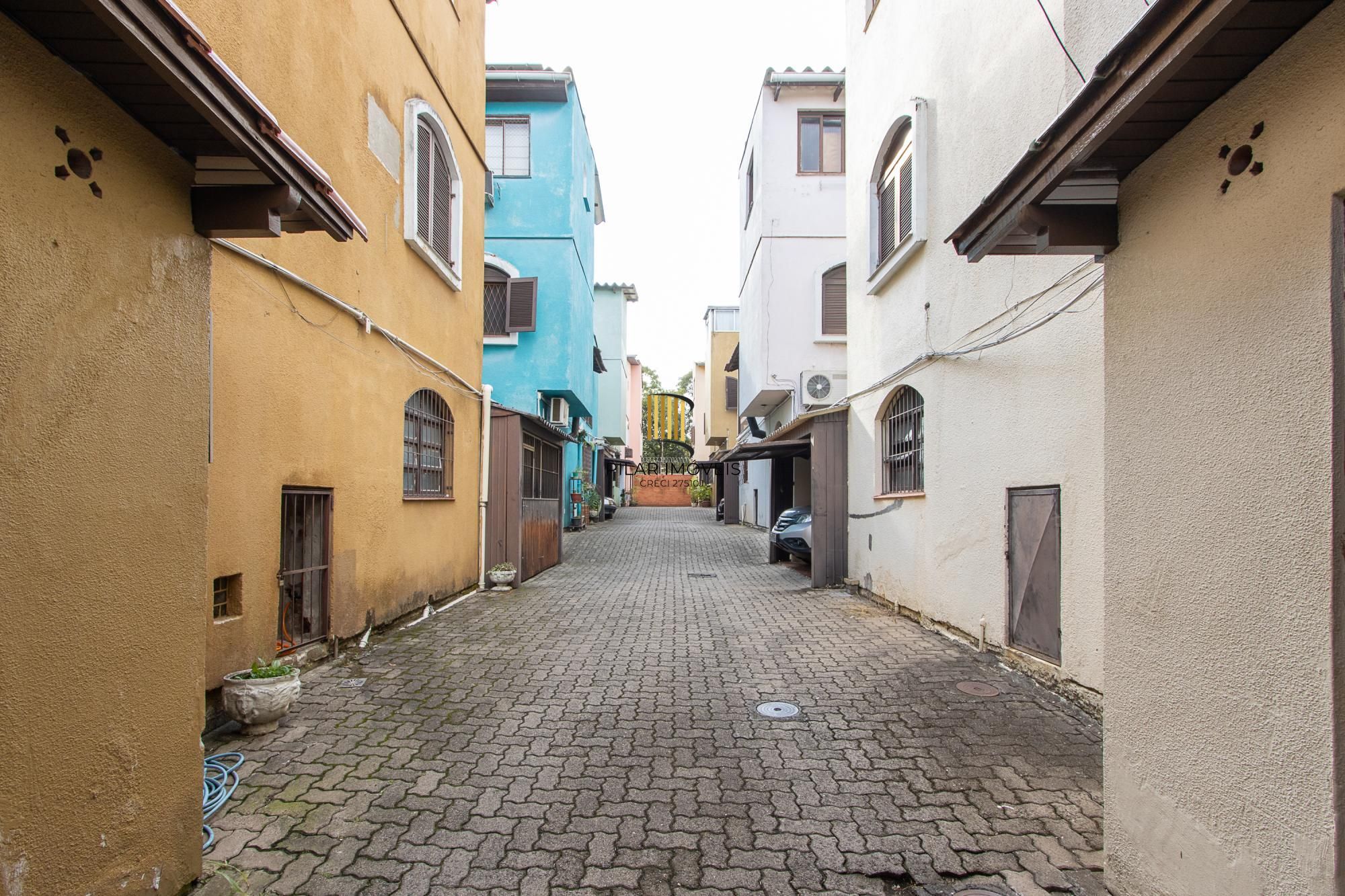 Casa de condomínio, 3 dormitórios, 1 suíte, 1 vaga coberta, no bairro Cristal.