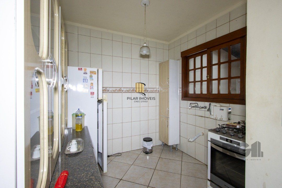 Casa em Condomínio na Zona Sul, no bairro Hípica, com 2 dormitórios, living para dois ambientes, cozinha mobiliada, lavabo