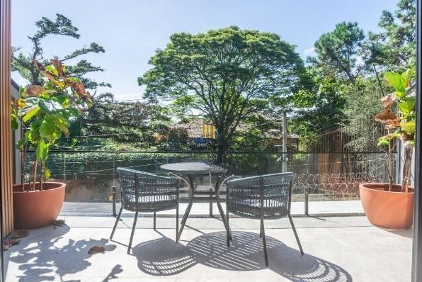 Casa com 3 suítes amplas, além de uma sala generoso com lareira e 2 vagas de garagem.