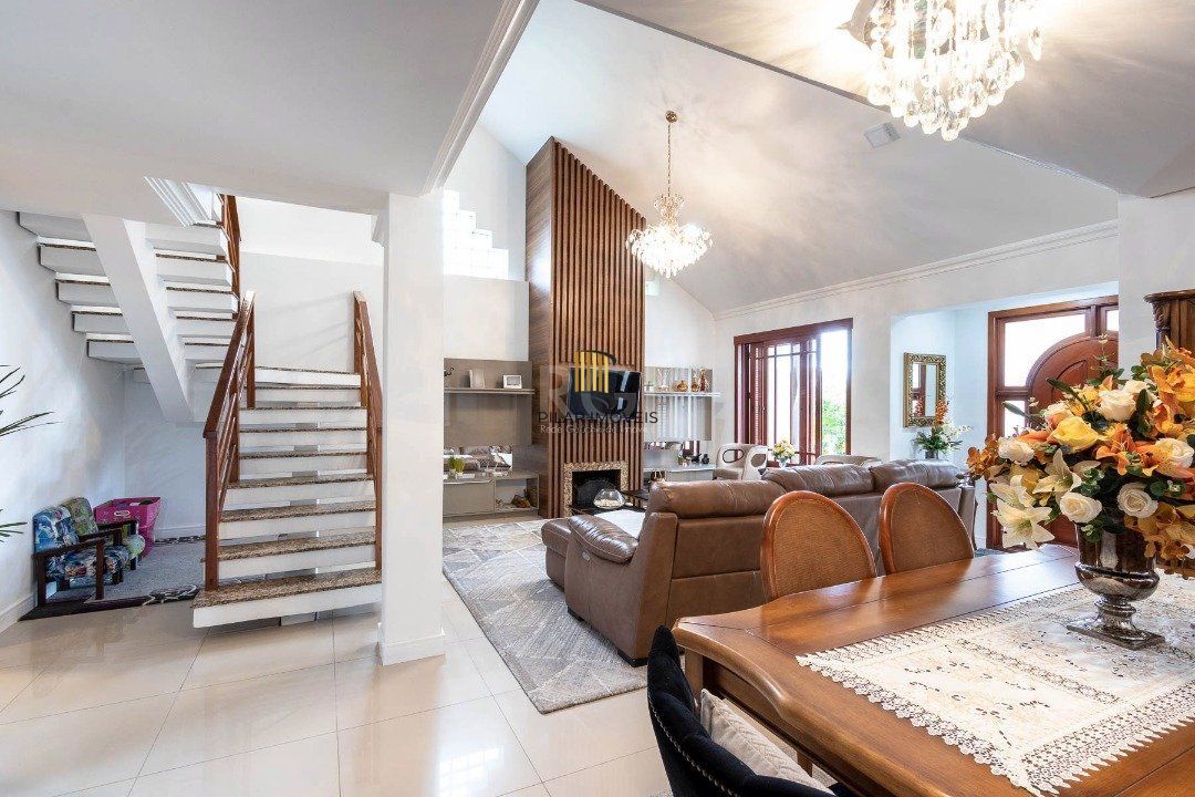 Casa para Venda - 293.76m², 3 dormitórios, sendo 1 suites, 6 vagas - Guarujá