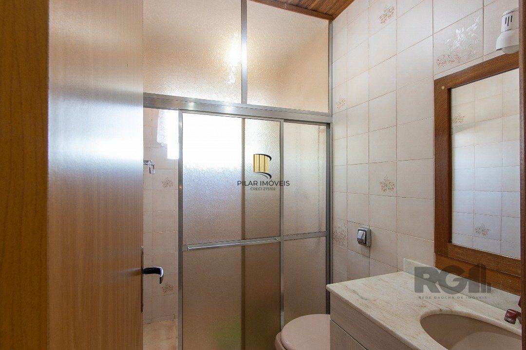 Casa com 4 quartos, suíte, churrasqueira, lareira, garagem coberta e lindo jardim.