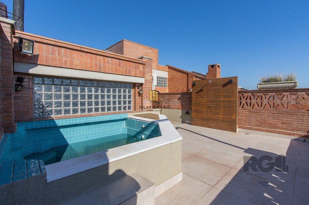 Excelente casa de 3 andares em condomínio fechado
