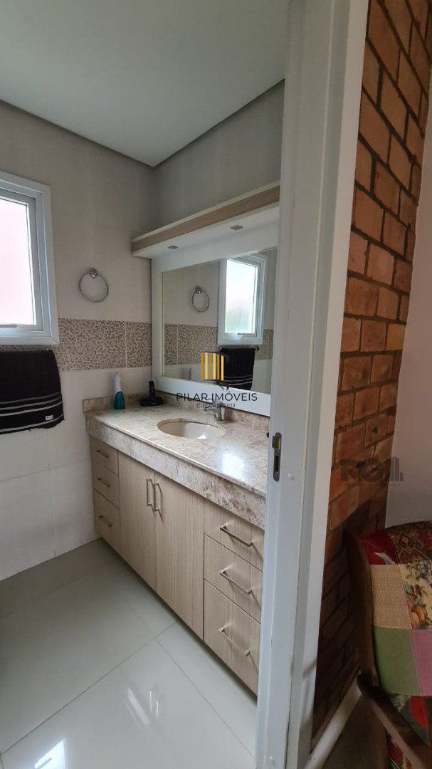 Casa de alvenaria, com 3 dormitórios, 1 suíte, living, cozinha, lavanderia, churrasqueira, banheiro social, pátio e 4 vagas de garagem.