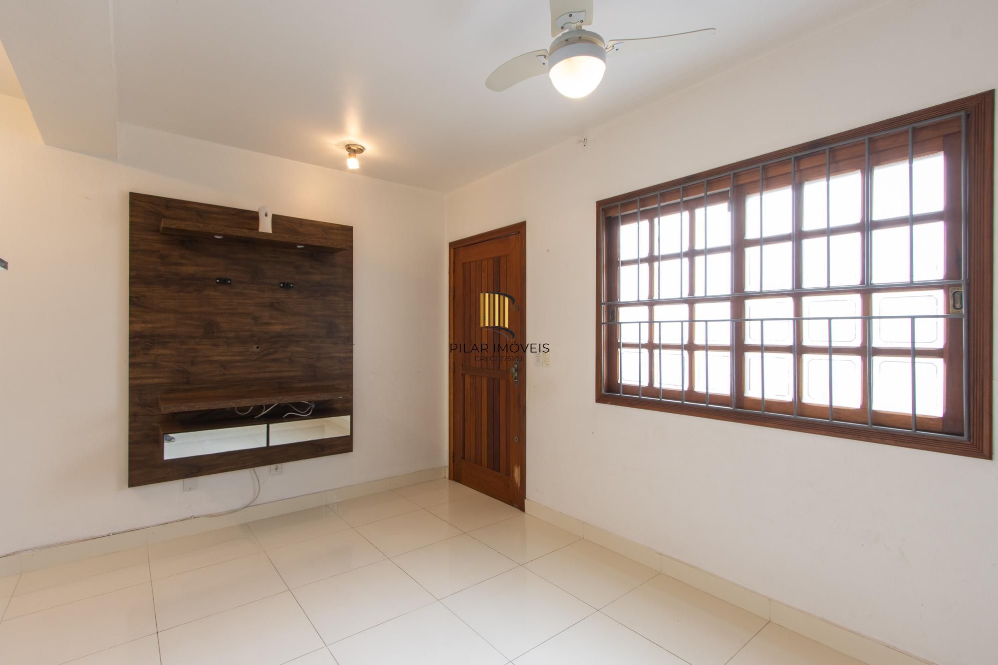 A casa possui 78m² de área construída, com um adicional de 20m²