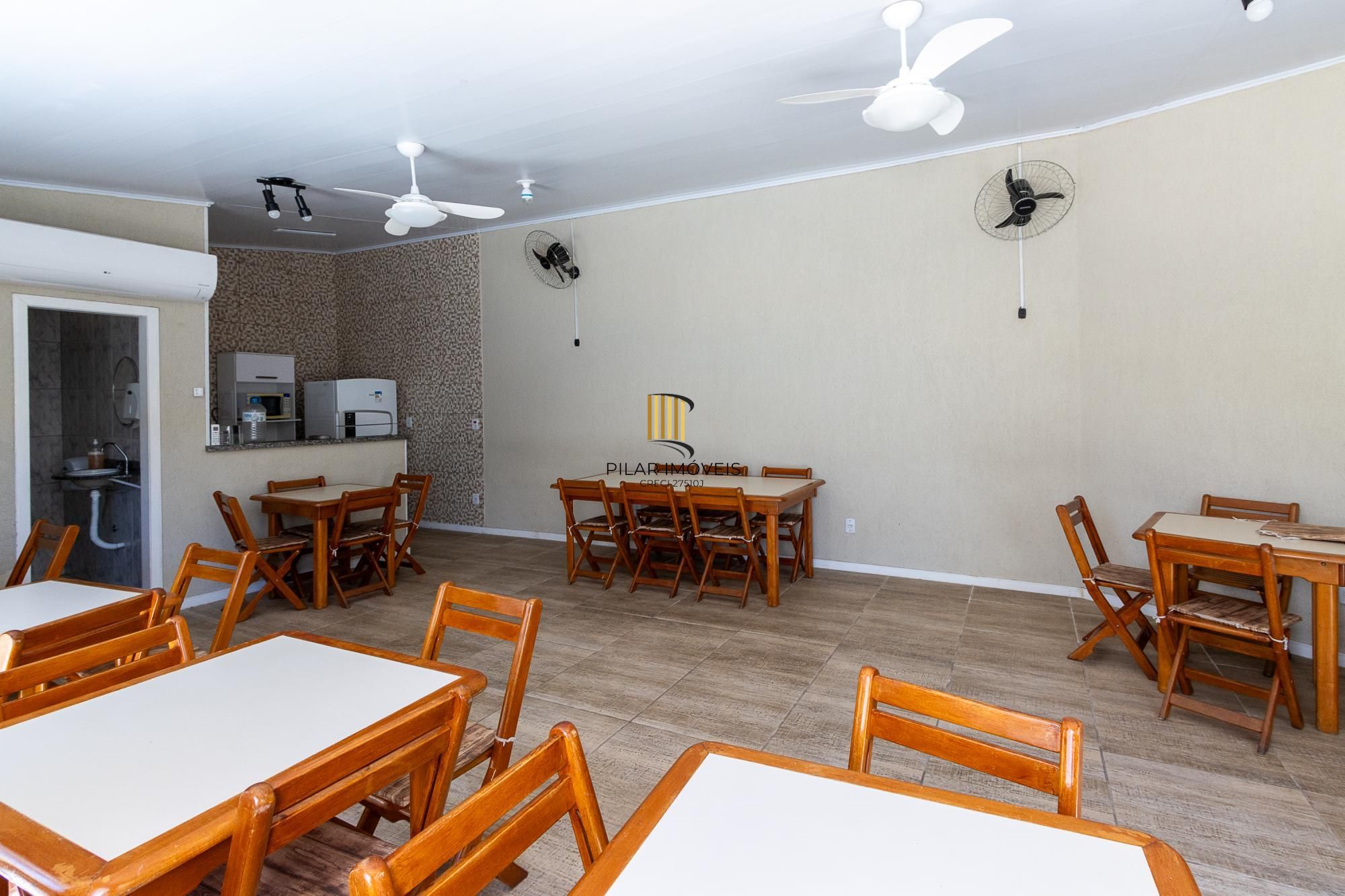 Casa de condomínio, de 3 dormitórios, 1 suíte e 2 vagas de garagem.