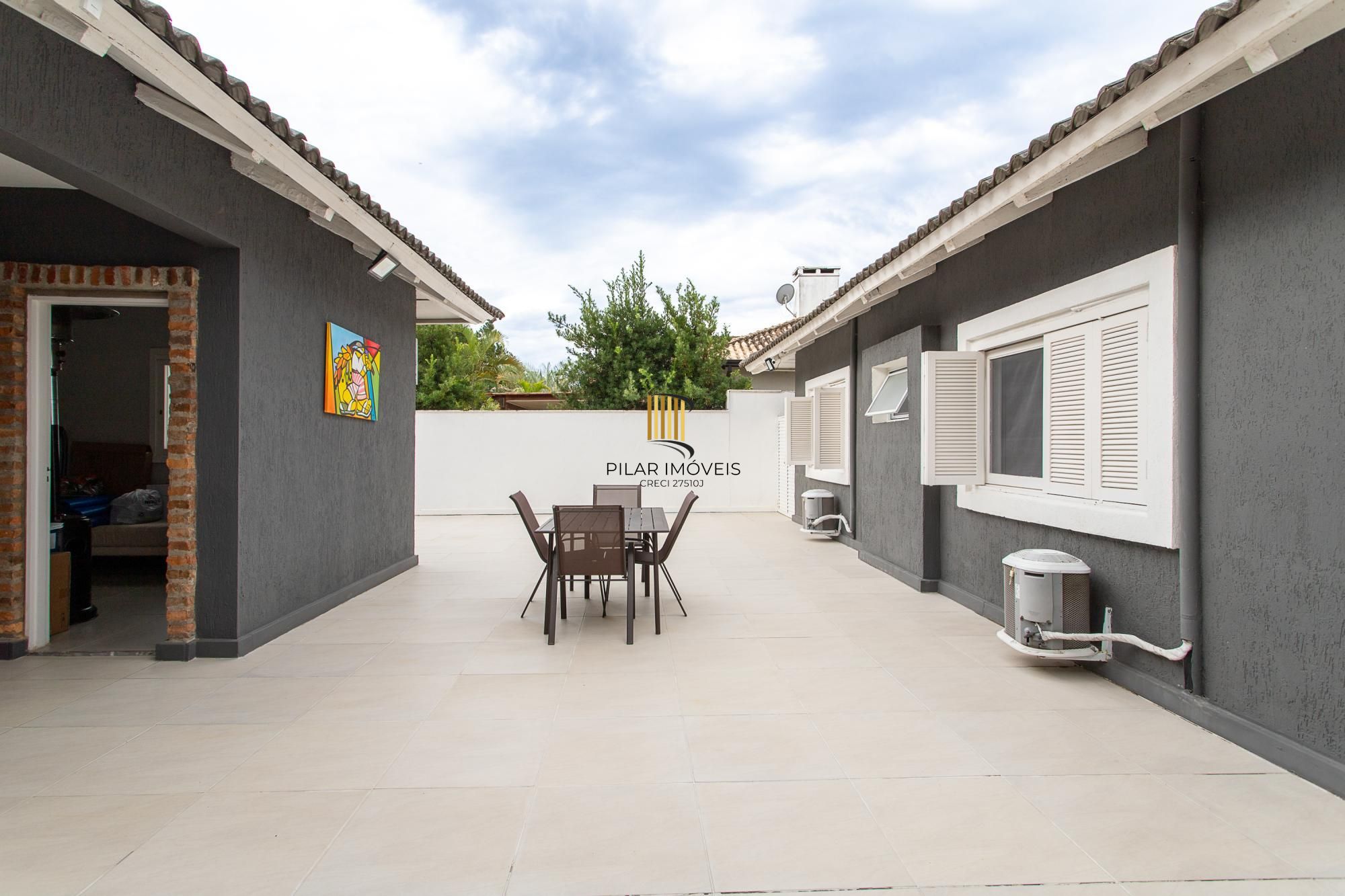 Casa térrea no Condominio Terra Ville, com patio e piscina.