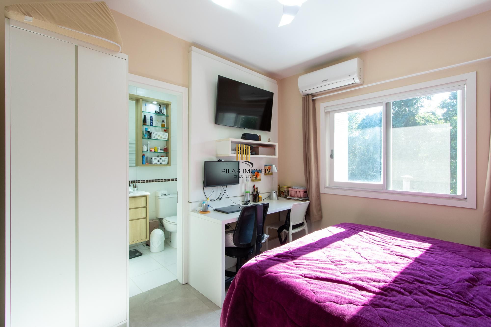 Casa em condomínio, com 3 quartos, com suíte, 2 vagas cobertas, churrasqueira, no Bairro Nonoai.
