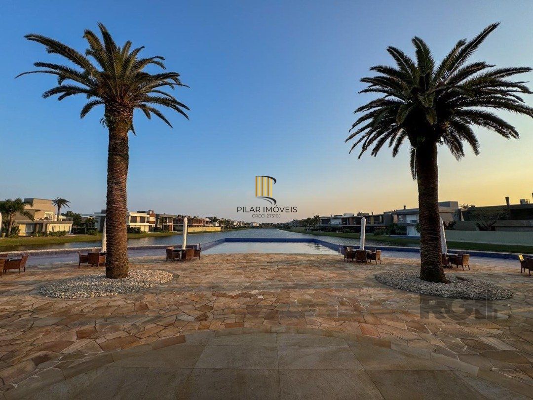 Excepcional sobrado 5 dormitórios com 5 suítes, totalmente mobiliado e ricamente decorado a beira lago em Xangrilá, no Condomínio Enseada.