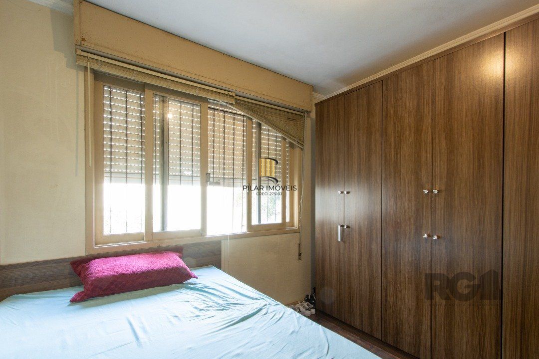 Apartamento com 70m² de área privativa, possui 3 dormitórios, sala para 2 ambientes, banheiro social, cozinha com móveis planejados e área de serviço.