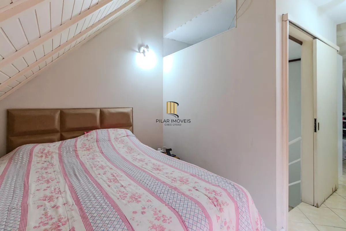 Casa de condomínio, 3 dormitórios, 1 suíte e 2 vagas cobertas no bairro Teresópolis.