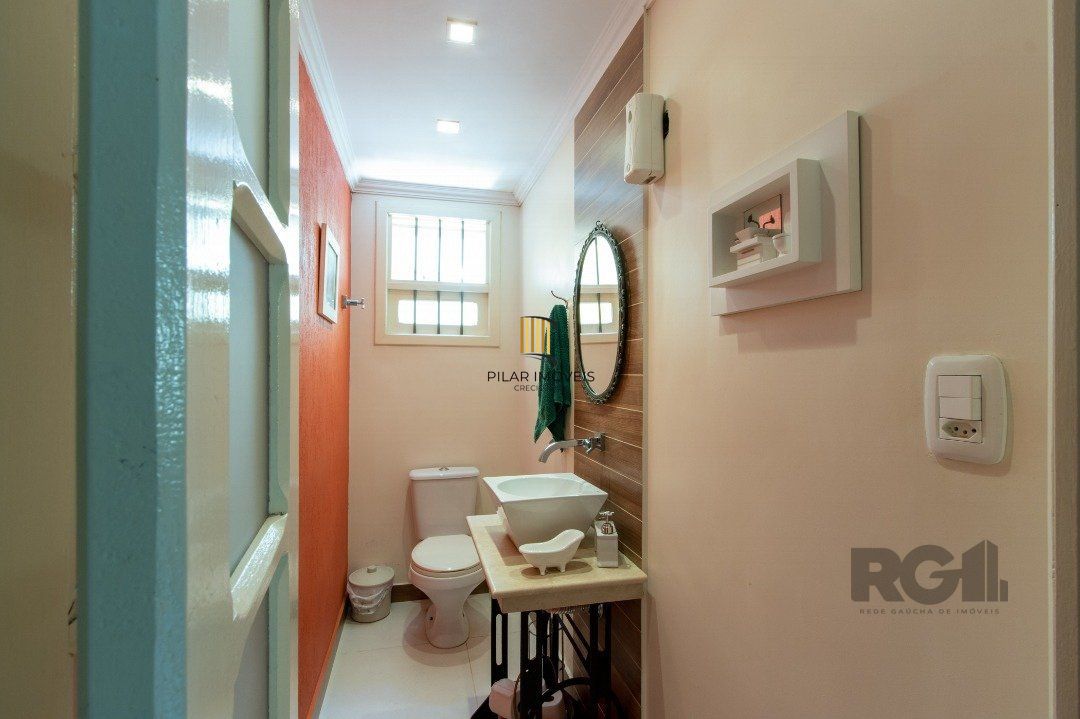 Casa com 452m² de área construída, 02 suítes, banheira de hidro, closet, 02 banheiros sociais, 03 living com 02 ambientes, 02 lareiras