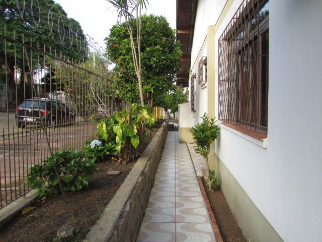 Casa térrea, com 3 dormitórios, 1 suíte, no bairro Nonoai.