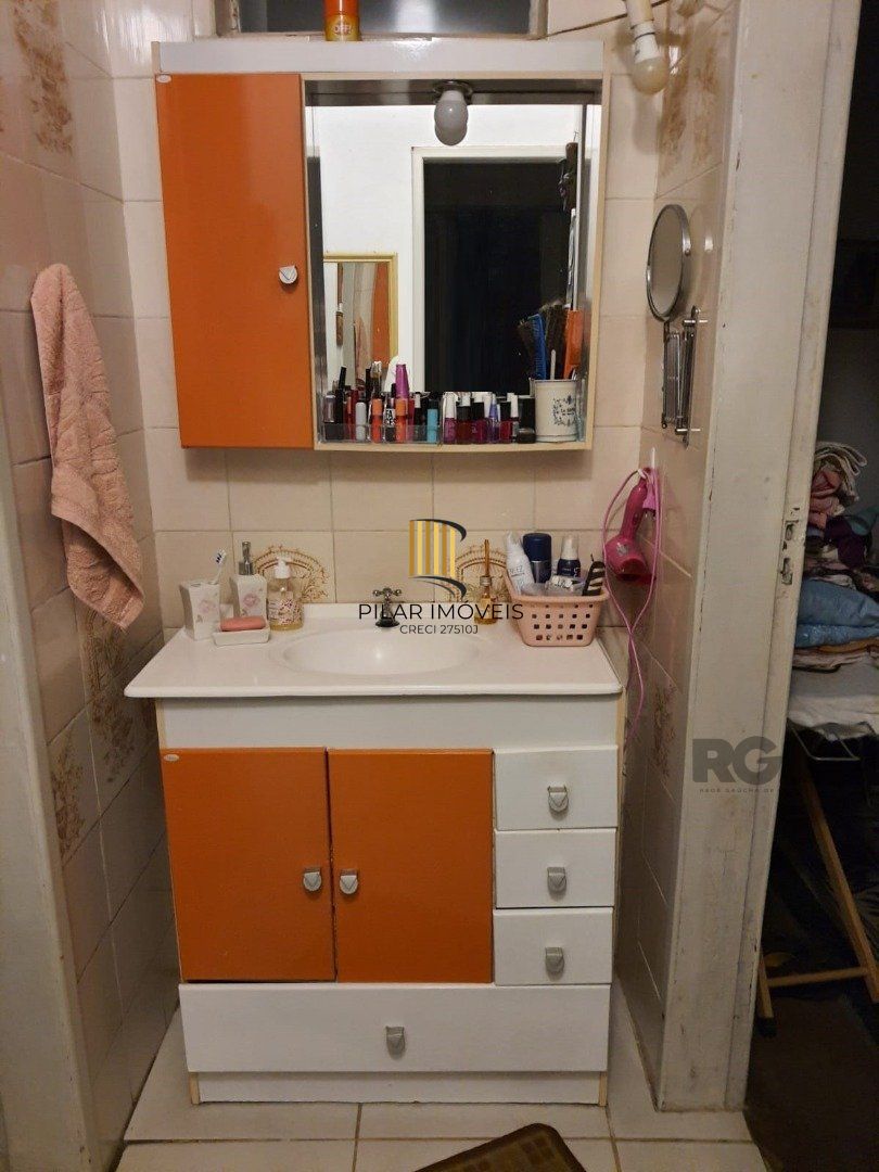 Casa térrea, 3 quartos, amplo pátio - Bairro Santa Tereza