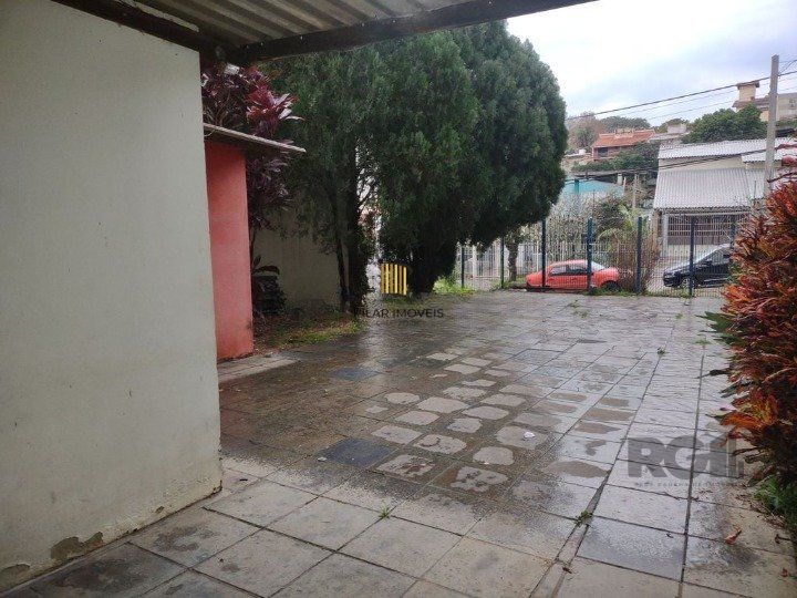 Casa de 2 quartos, com edícula, próximo a Av. Wenceslau Escobar