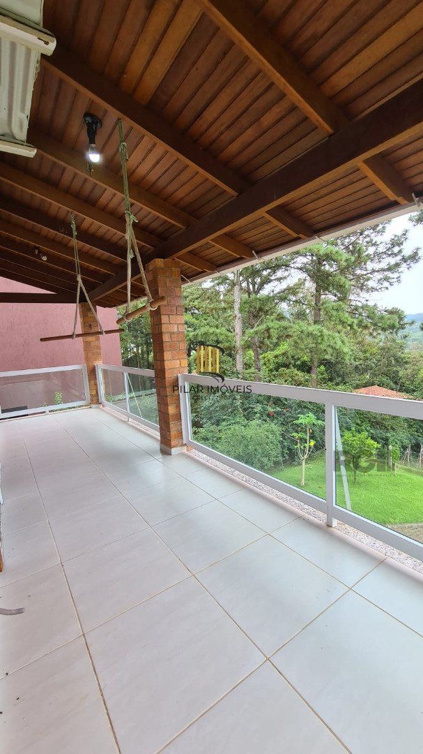 Casa de alvenaria, com 3 dormitórios, 1 suíte, living, cozinha, lavanderia, churrasqueira, banheiro social, pátio e 4 vagas de garagem.