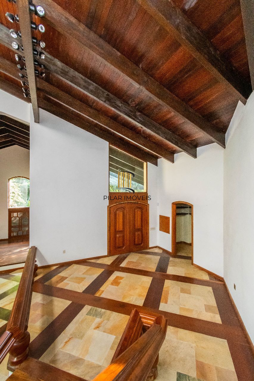 Casa à venda com1981m², 13 dormitórios, 4 suítes, 30 vagas, terreno de 1,2 hectares, no bairro Pedra Redonda em Porto Alegre