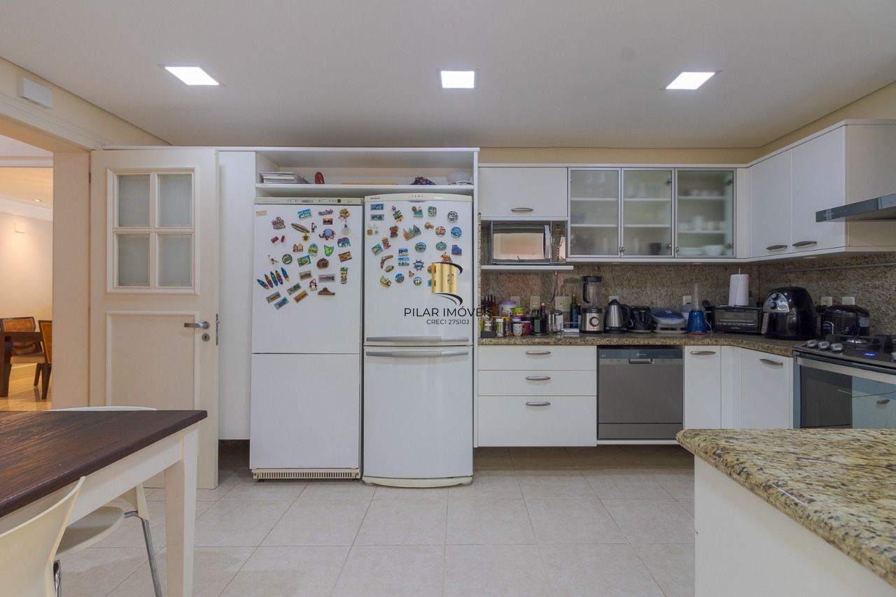 Casa em Condomínio com 487m² | 4 Dormitórios sendo 4 suítes, 3 vagas, no Bairro Três Figueiras, Porto Alegre