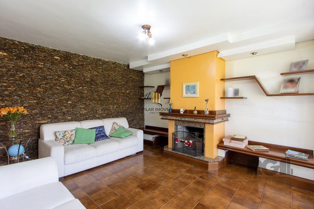 Casa com 4 quartos, suíte, churrasqueira, lareira, garagem coberta e lindo jardim.