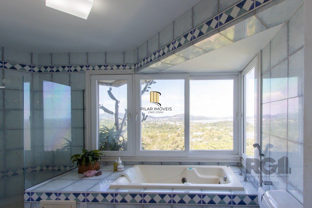 Casa deslumbrante vista do Guaiba, 3 dormitórios, sendo 1 suite master com closet e banheira de hidro com vista para o rio