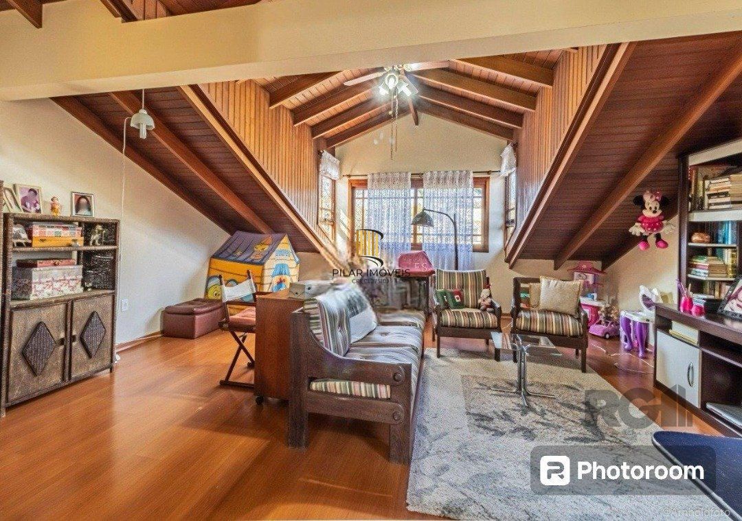 Casa 6 dormitórios no bairro Ipanema