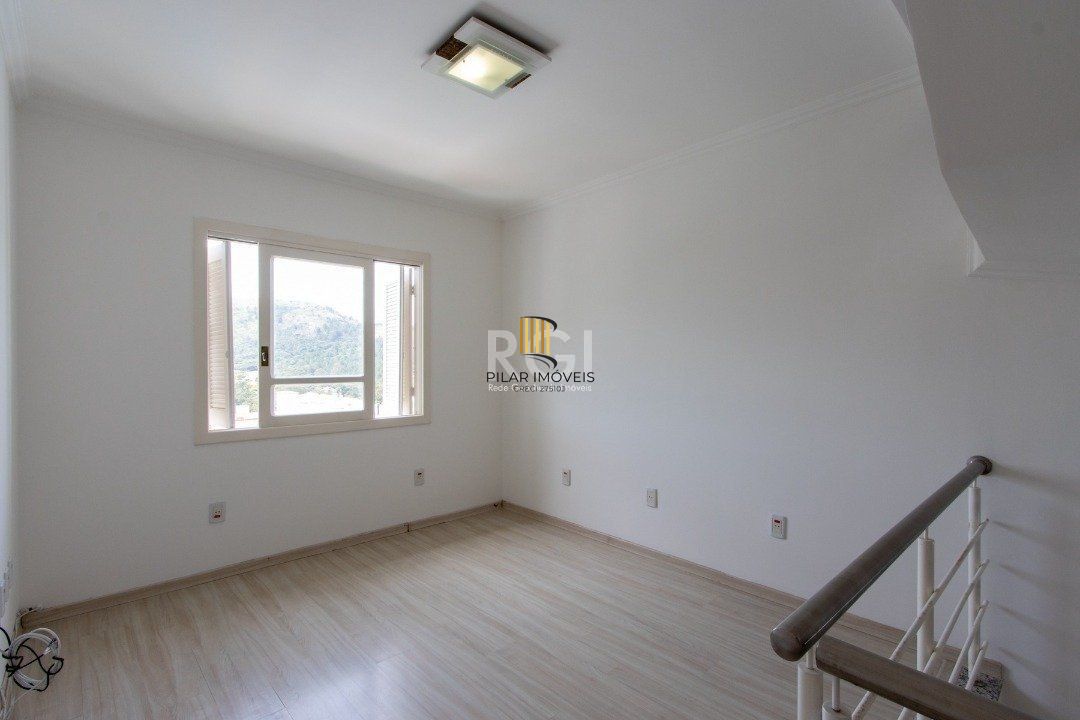 Uma suíte, estar íntimo, living 2 ambientes, lareira, lavabo, cozinha mobiliada,