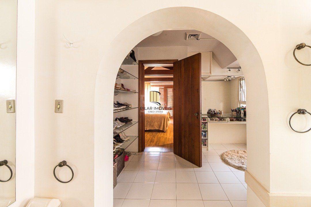 Casa para Venda - 370m², 5 dormitórios, sendo 2 suites, 7 vagas - Vila Assunção