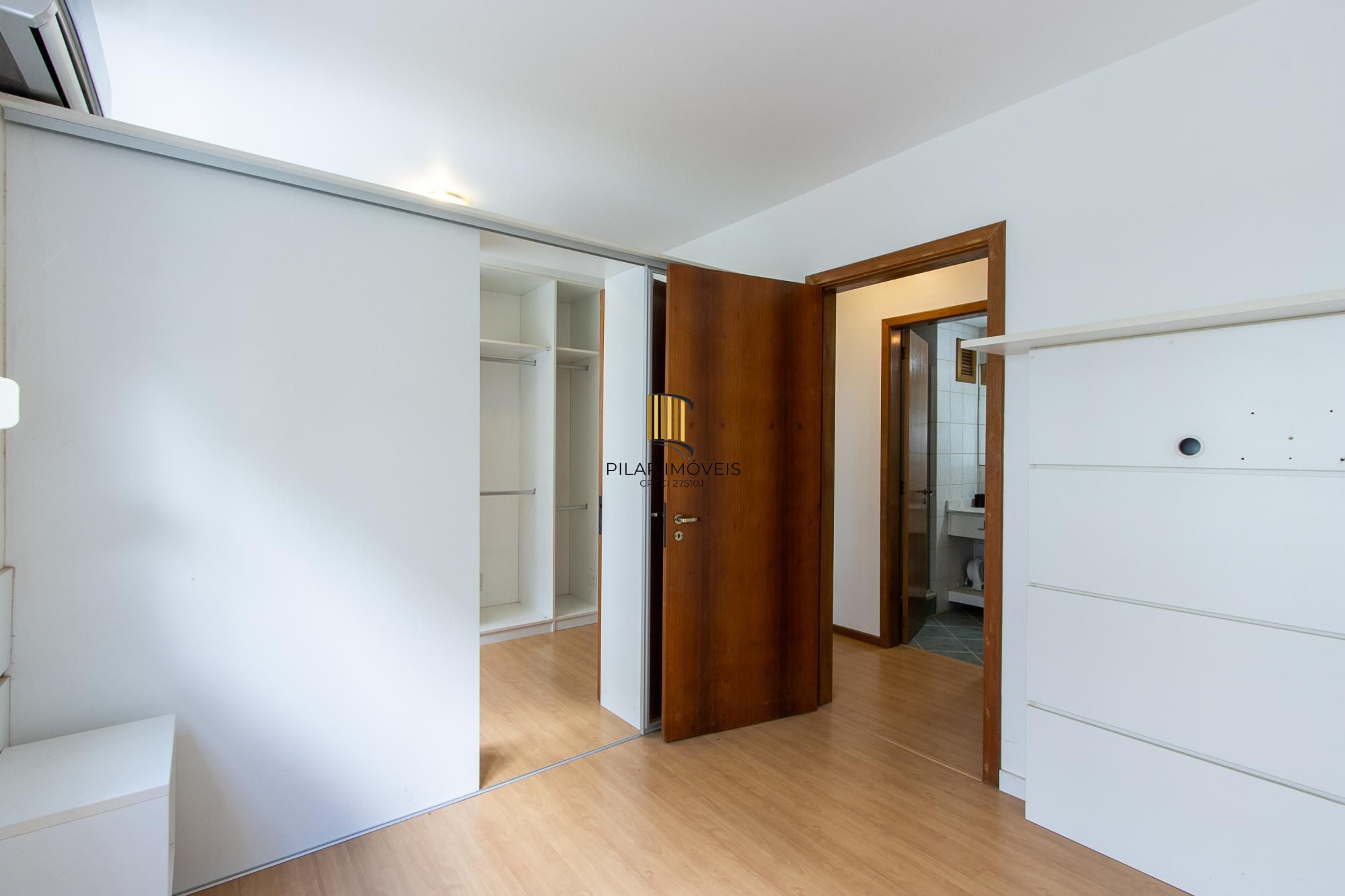 Apartamento com 2 dormitórios (reversível para 3) e 1 vaga escriturada  à venda no coração de Ipanema