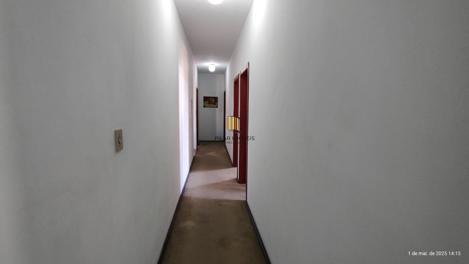 Apartamento de 4 dormitórios, 2 suítes, living amplo e arejado com sacada.