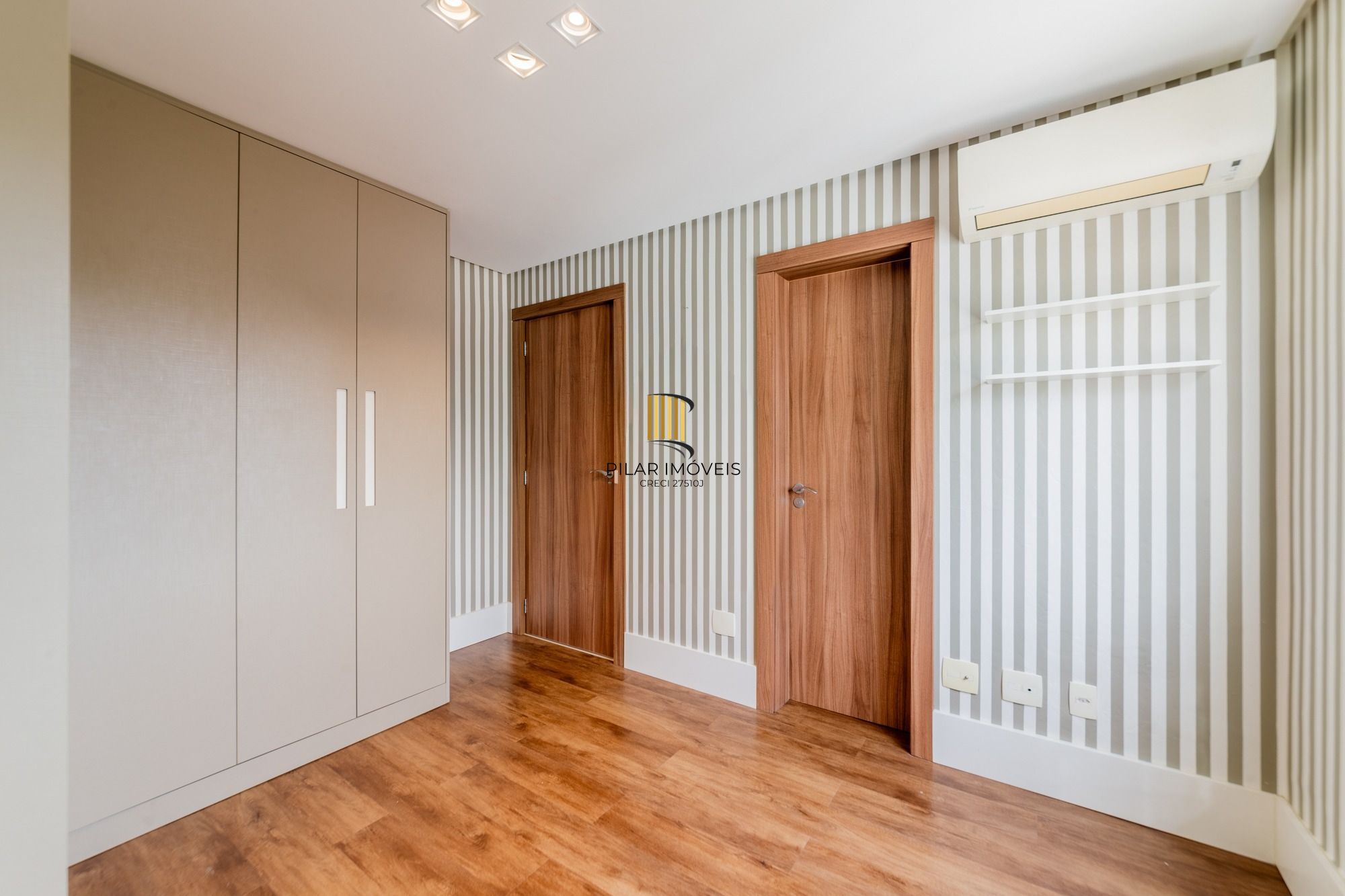 Apartamento semimobiliado, com 94m privativos, 2 suites e 3 vagas de garagem