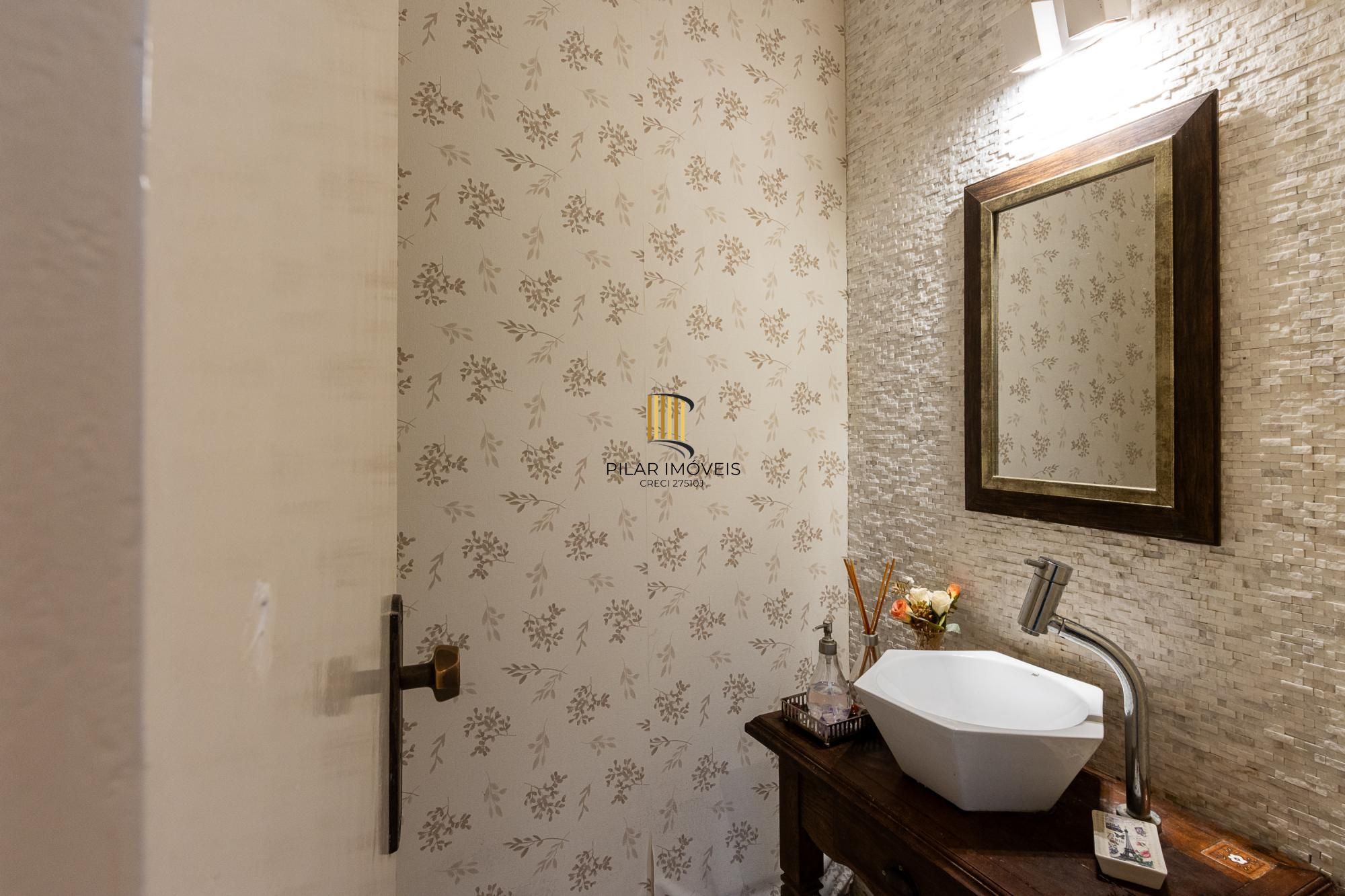 Casa térrea, 2 dormitórios, 1 suíte e 2 vagas no bairro Aberta dos Morros.