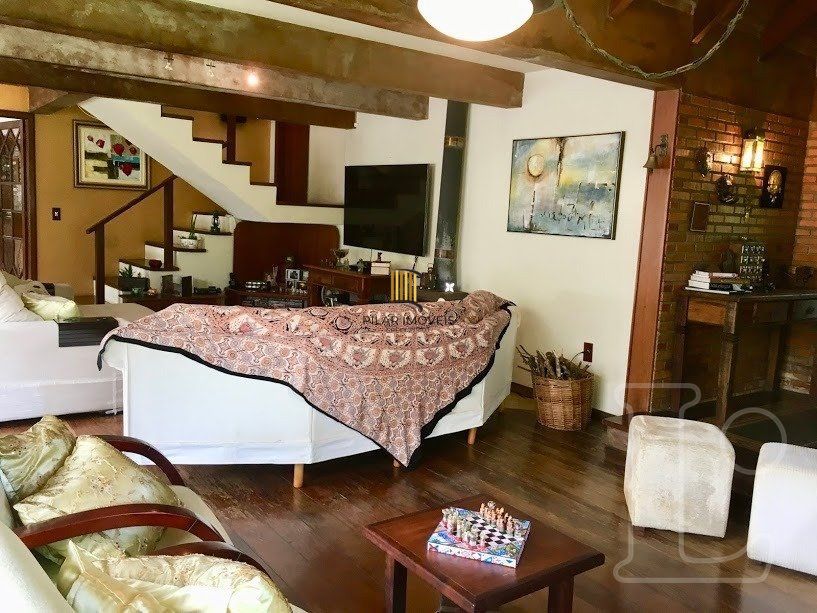 Casa para Venda - 570m², 3 dormitórios, sendo 1 suites, 2 vagas - Hípica