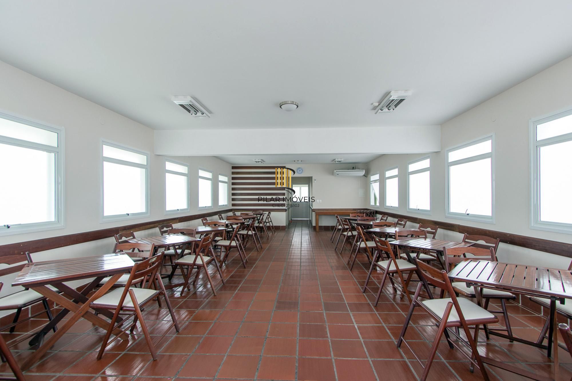 Apartamento, desocupado, 2 dormitórios e vaga escriturada, elevador -Cavalhada