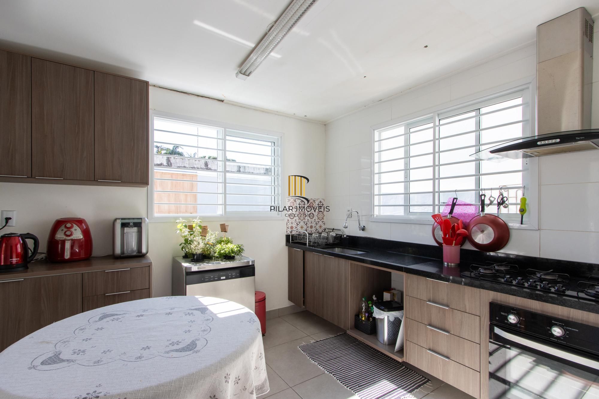 Casa 3 Dormitórios no Bairro Tristeza com 2 Vagas de Garagem