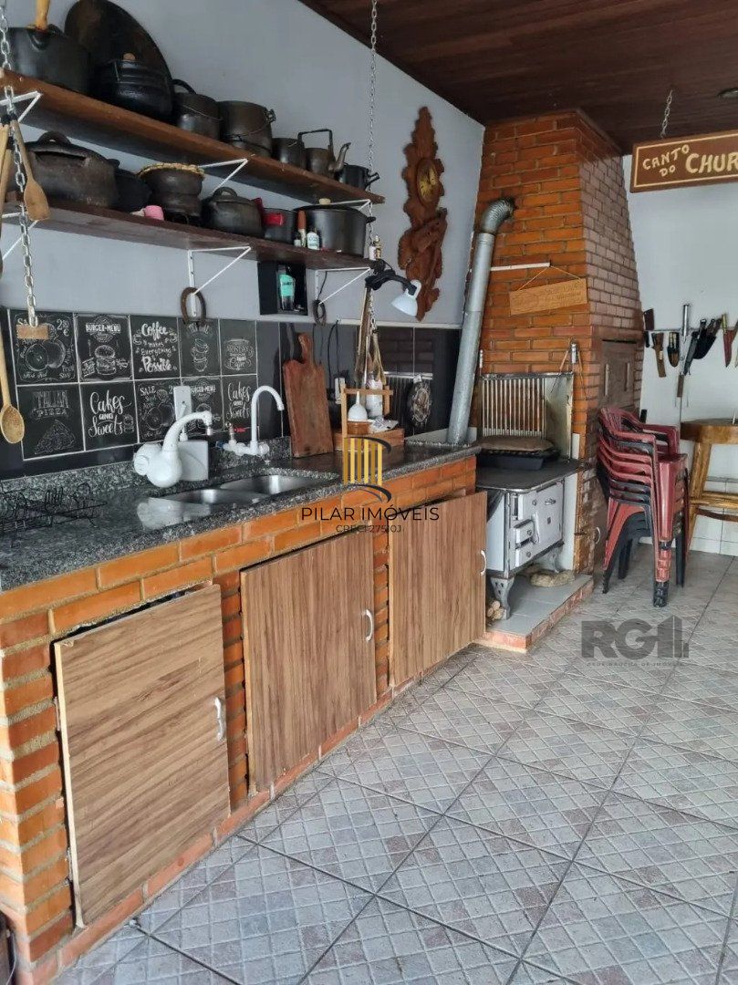 Casa térrea, 3 dormitórios, 1 suíte, living para 2 ambientes, cozinha, pátio, 2 banheiros e 4 vagas .