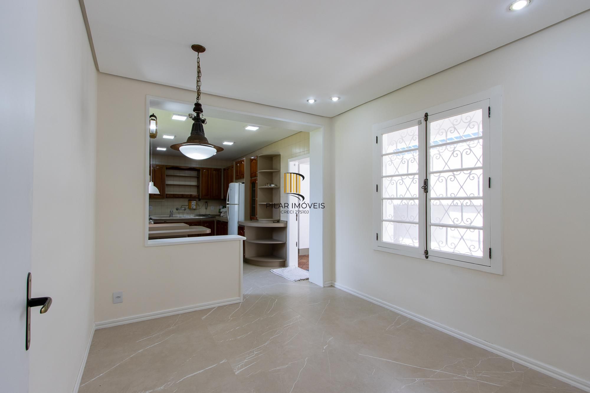 Casa com 2 dormitórios 3 banheiros. lareira e churrasqueira, e com arquitetura moderna.