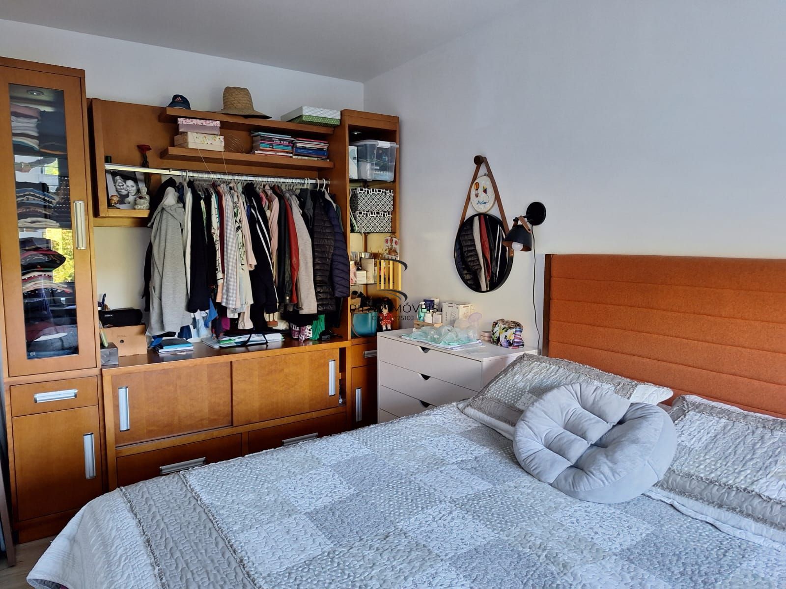 Apartamento de 2 quartos, cozinha planejada e 1 vaga escriturada.