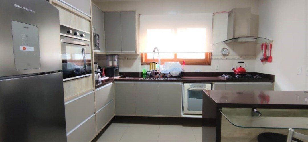 Casa para Venda - 179m², 3 dormitórios, sendo 1 suites, 5 vagas - Hípica