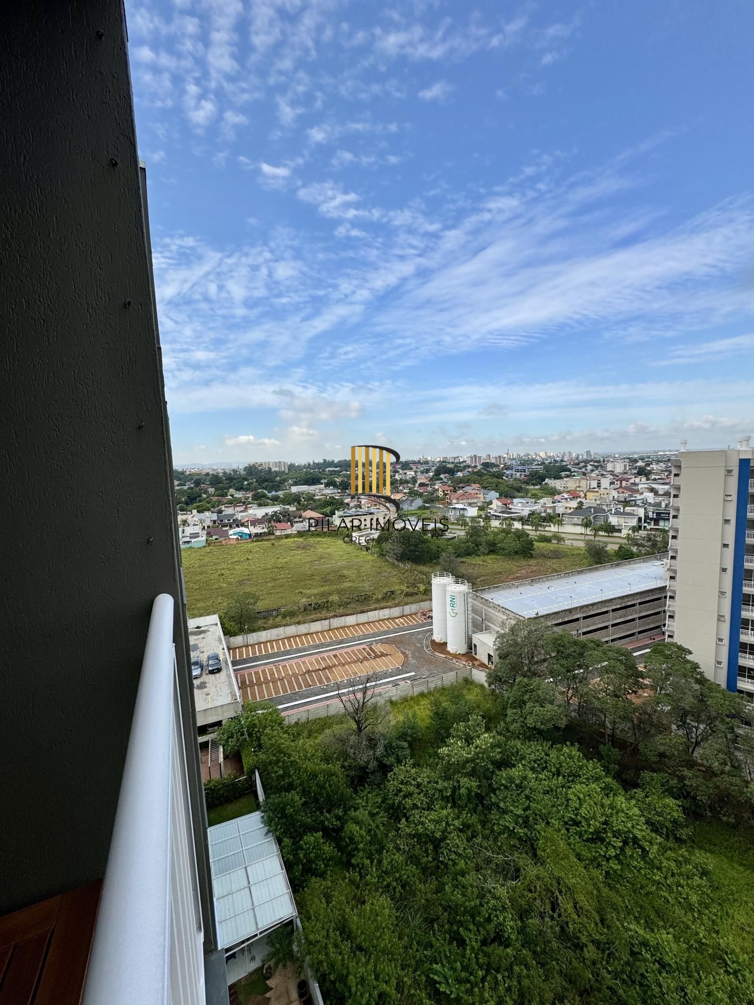 Apartamento de 2 dormitórios, 1 suíte e 1 vaga, em Canoas.